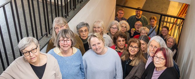 Grupp av kvinnor i varierande åldrar som ler och vinkar.