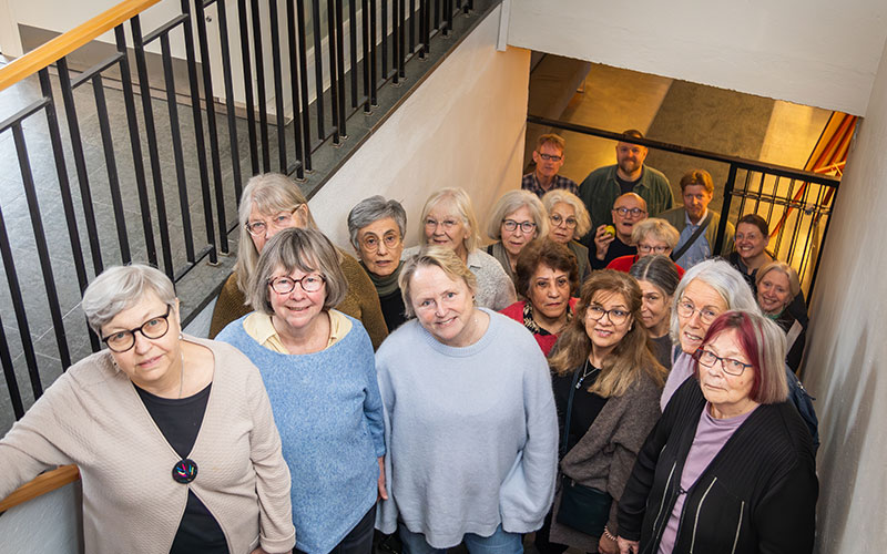 Grupp av kvinnor i varierande åldrar som ler och vinkar.