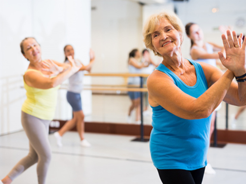 Två äldre kvinnor dansar glatt tillsammans