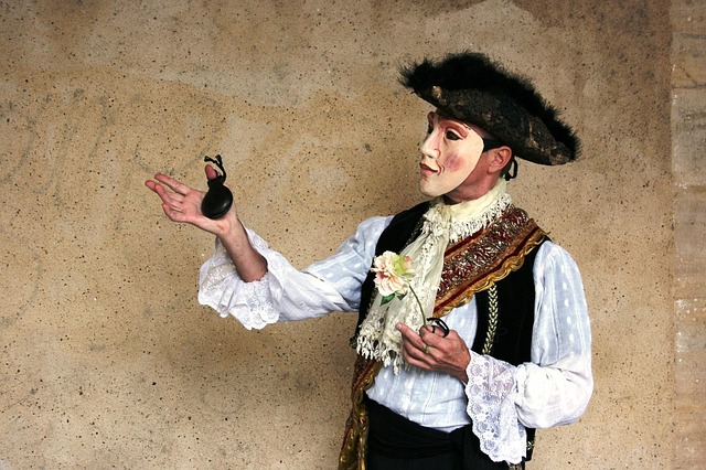 Artist med mask på scen.